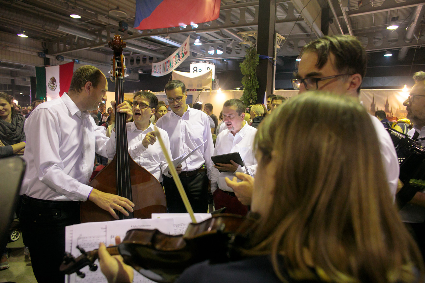 Musicians perform at the Bazar International. Matic Zorman / Maison Moderne