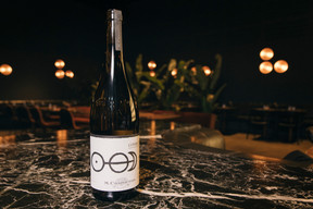 This 2022 viognier "La Combe Pilate" signed Michel Chapoutier bets on an IGP Collines rhodaniennes, chosen here for its excellent value for money.  (Photo: Julian Pierrot/Paperjam)