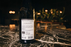 This 2022 viognier "La Combe Pilate" signed Michel Chapoutier is betting on an IGP Collines rhodaniennes, chosen here for its excellent value for money.  (Photo: Julian Pierrot/Paperjam)