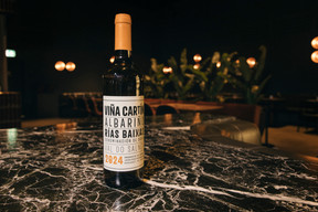 Towards Spain with this 2023 albariño, which offers a lovely balance between fresh minerality and fruity roundness. (Photo: Julian Pierrot/Paperjam)