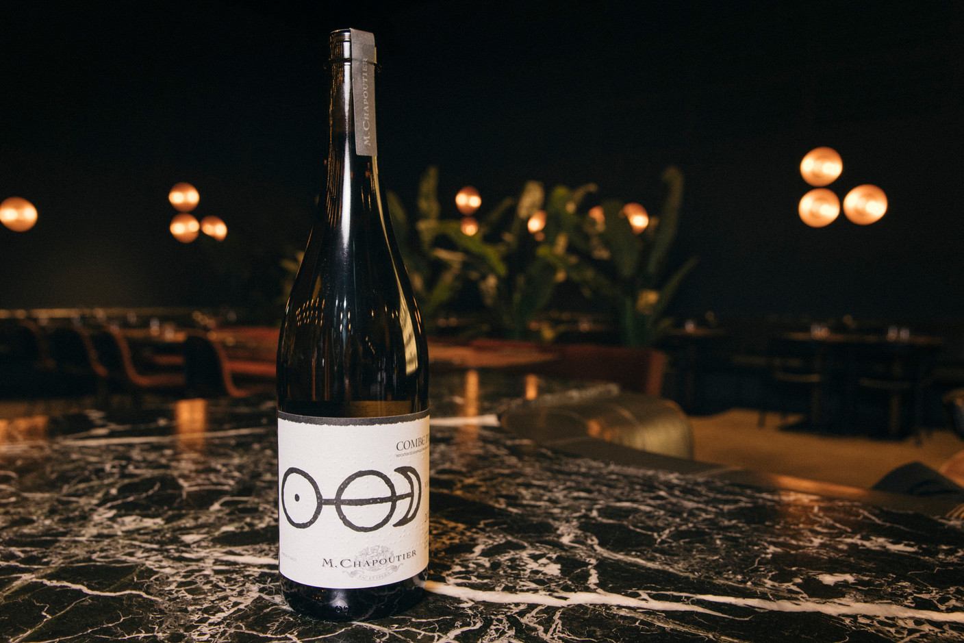 This 2022 viognier "La Combe Pilate" signed Michel Chapoutier bets on an IGP Collines rhodaniennes, chosen here for its excellent value for money.  (Photo: Julian Pierrot/Paperjam)