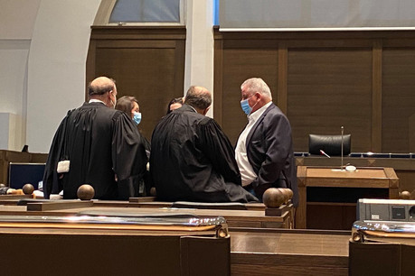 Derniers conciliabules pour Flavio Becca et ses avocats, avant sa première comparution devant un tribunal correctionnel. (Photo: Maison Moderne)