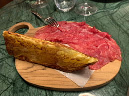 Le ribeye ham donne directement le ton avec un bœuf wagyu fumé sur place servi en fines tranches. (Photo: Catherine Kurzawa/Maison Moderne)