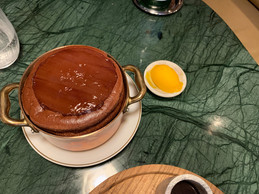Spécialité de l’enseigne, le soufflé signature au chocolat se partage accompagné de son sorbet mangue. (Photo: Catherine Kurzawa / Maison Moderne)
