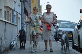 Anita and Sylvie like their neighbourhood, but regret that it isn’t cleaner.  Photo: Maëlle Hamma/Maison Moderne