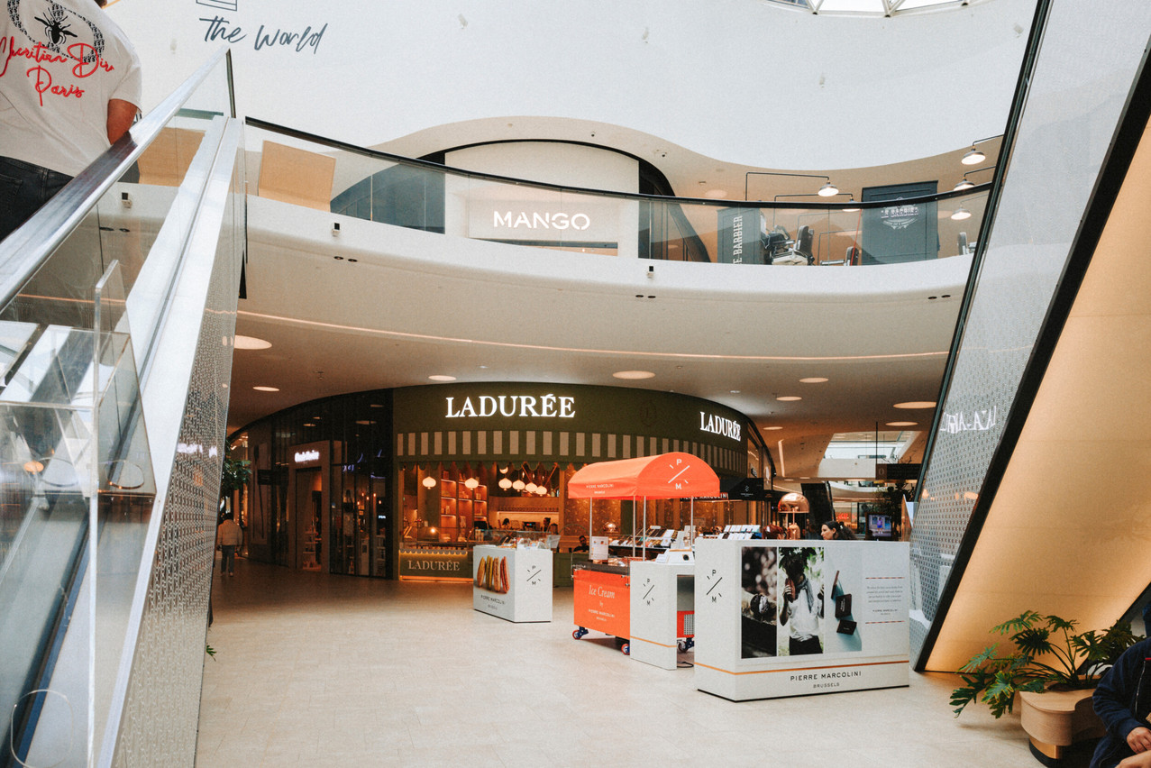 The kiosks subtly guide the flow of people and make movement around the site more intuitive. (Photo: Julian Pierrot/Paperjam)