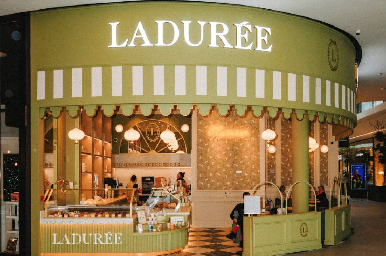 With its distinctive visual identity, Ladurée sets the pace along the route and catches the eye. (Photo: Julian Pierrot/Paperjam)