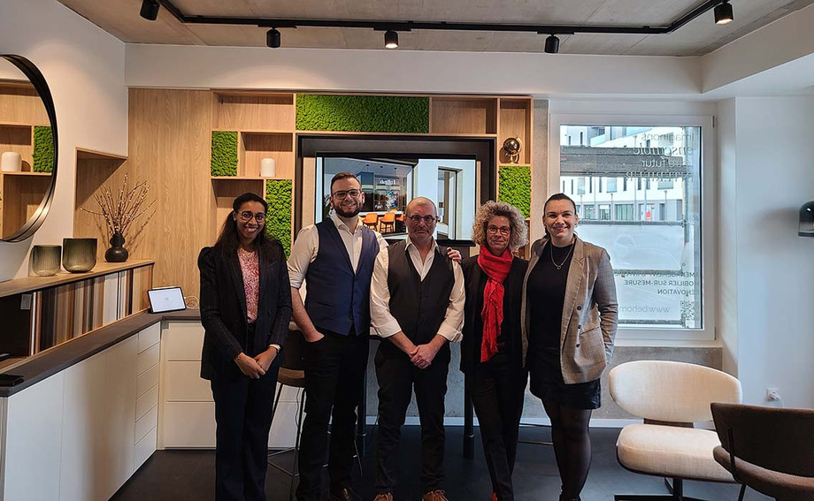 De gauche à droite, Locilia Heckmann Marketing & Comm., Fabrice Bailly Architecte d’intérieur, Frédéric Simon Administrateur – BeHome Interiors Luxembourg. Kristin TESMER Responsable InVIDO. Delphine Giltaire – Architecte d’intérieur BeHome Interiors Luxembourg. (Photo: BeHome Interiors)