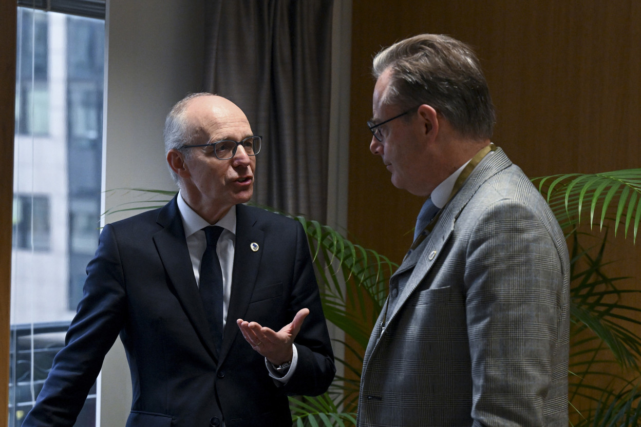 Prime Minister Luc Frieden alongside his Belgian counterpart, Bart De Wever, at the start of the European Summit. The sensitive issue of the use of frozen Russian assets housed in Belgium was deferred by the latter to December. (Photo: SIP)