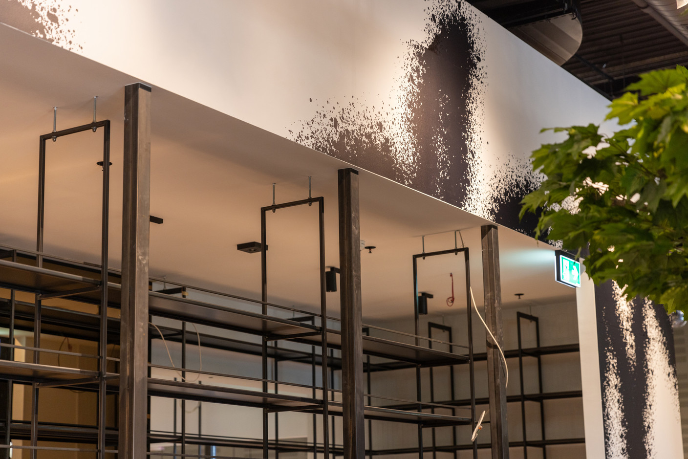 With its kitchens opening onto a vast 2,000m2 hall, the restaurant area formerly occupied by a Cactus Inn has been transformed under the supervision of interior designer Véronique Witmeur. Photo: Romain Gamba/Maison Moderne