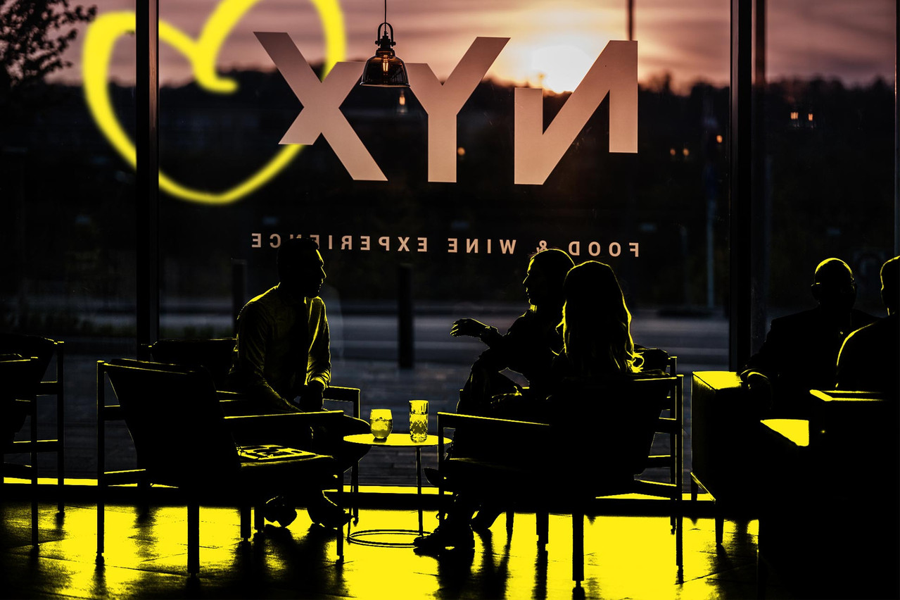NYX propose 115 couverts dans un restaurant-bar à vins à la fois chaleureux et sophistiqué, complétés par 60 places sur la belle terrasse en esplanade, à Esch-Belval.  (Design: Maison Moderne)