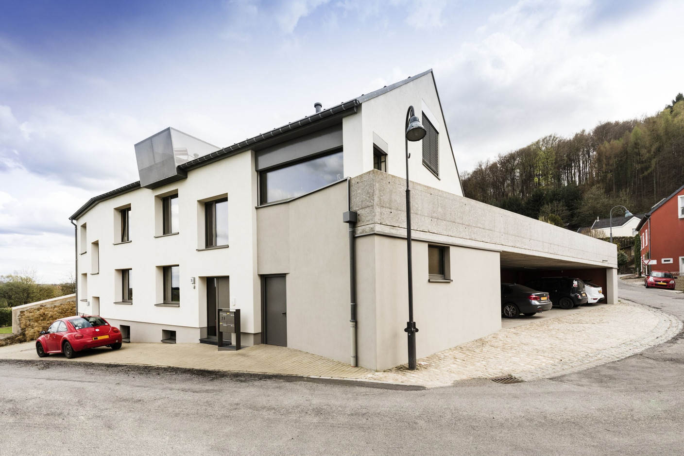 The Juck residential complex in Beckerich is Luxembourg’s first residential building to be virtually self-sufficient in energy. Its construction relies in particular on hemp blocks, solar panels and a geothermal system.  (Photo: Beng Architectes Associés)