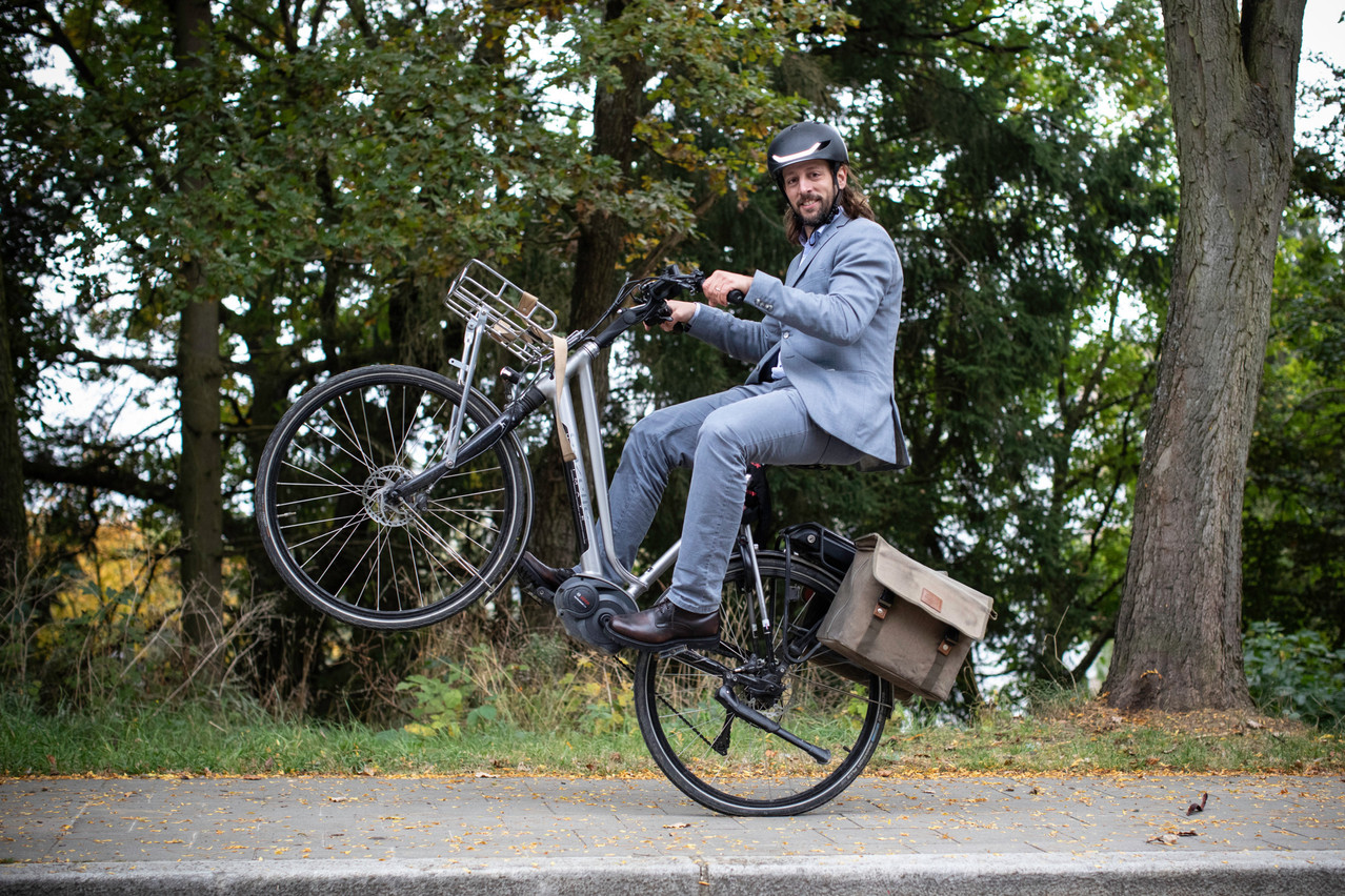 Benji Kontz, inséparable de son vélo avec parfois 40km au compteur par jour. (Photo: Guy Wolff/Maison Moderne)