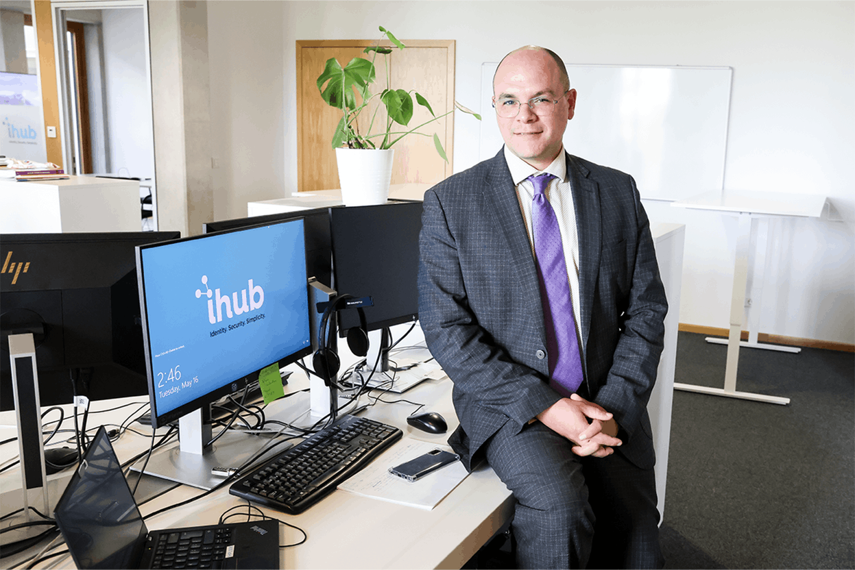 Benoit Mayolini, dans son bureau, chez i-Hub. (Photo: Marie Russillo/Maison Moderne)