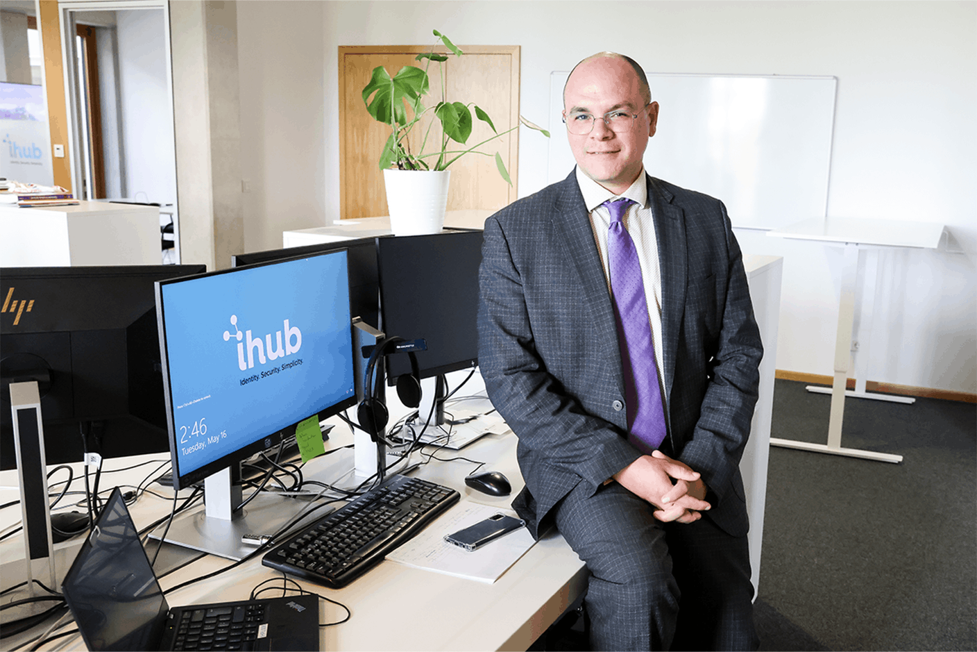 Benoit Mayolini, dans son bureau, chez i-Hub. (Photo: Marie Russillo/Maison Moderne)