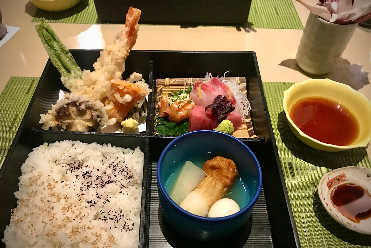 La tradition culinaire nippone dans toute sa splendeur avec un très joli bento, au Kamakura. (Photo: Maison Moderne)