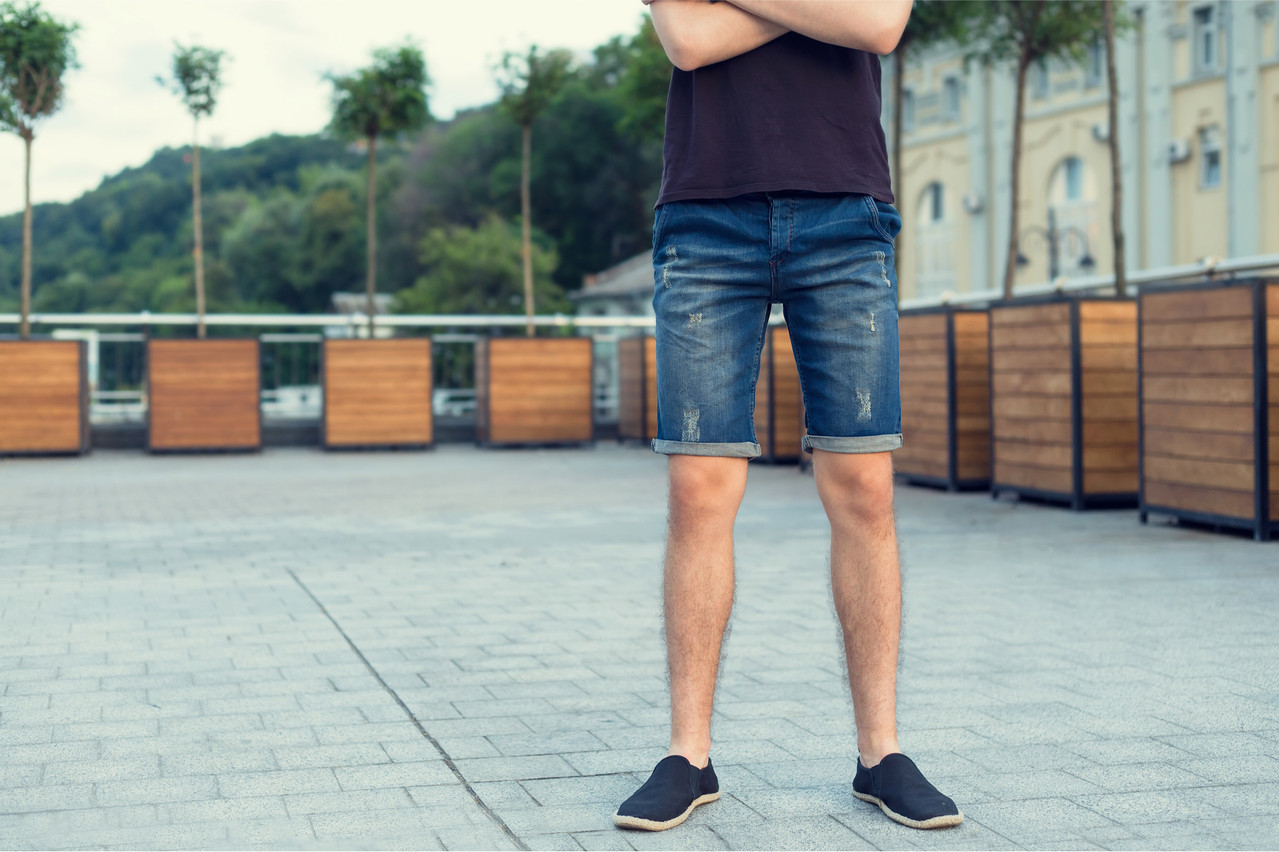 S’ils peuvent porter des chemises plus légères, les hommes peinent à sortir du combo pantalon-chaussettes-chaussures fermées. (Photo: Shutterstock)