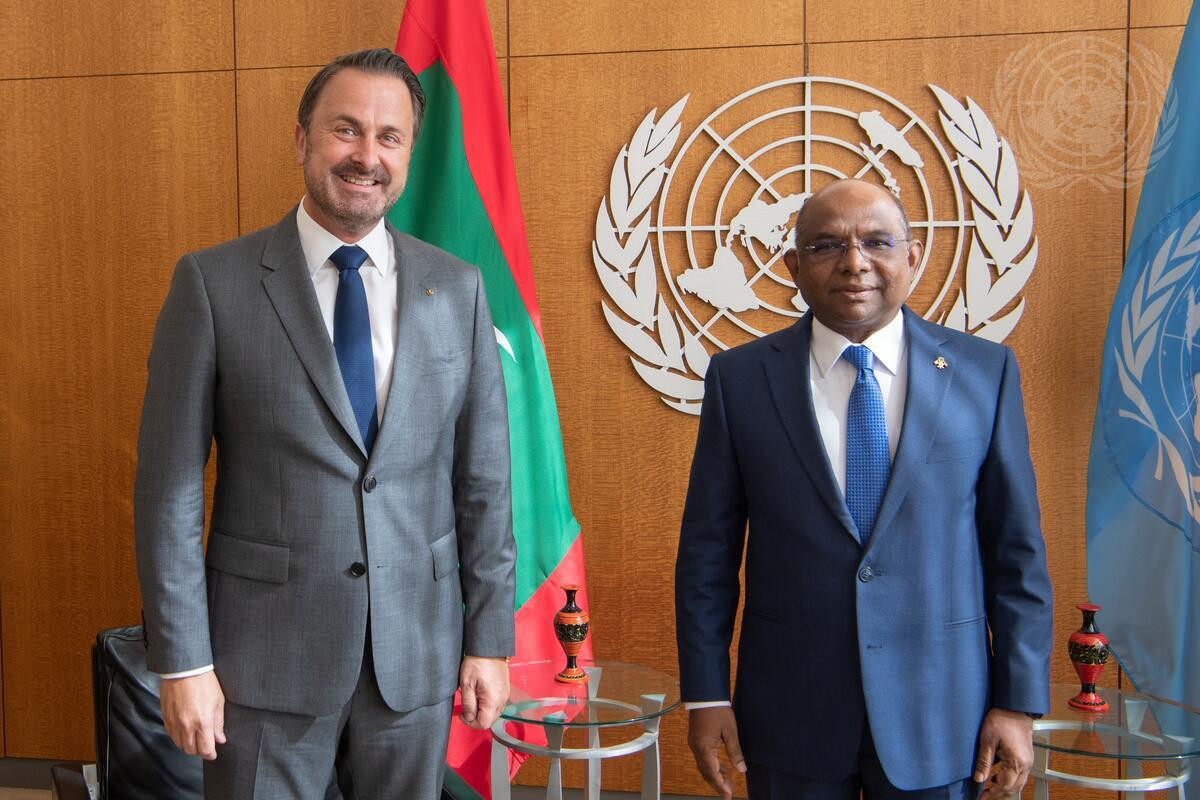 Abdulla Shahid (r.), president of the 76th session of the United Nations General Assembly, meets with Xavier Bettel, prime minister of Luxembourg. Photo: Eskinder Debebe / United Nations