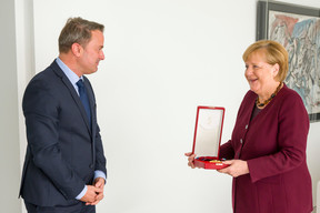 Bettel awarded Merkel with the Grand Cross of the Order of Merit of the Grand Duchy of Luxembourg Photo: SIP / Jean-Christophe Verhaegen