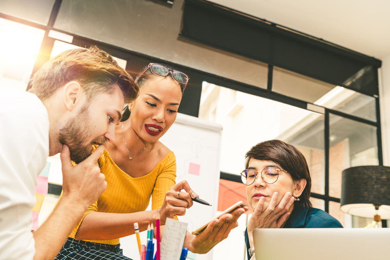 Finding the right dose of team re-skilling and cost-cutting in the face of the rise of AI and the pressure it implies: the tricky exercise to which the Big Four are responding in different ways. (Photo: Shutterstock)