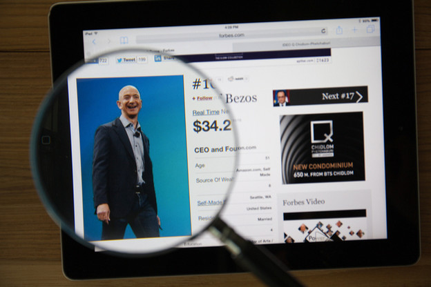 Le patron d’Amazon, Jeff Bezos, continue de trôner en tête du classement des milliardaires, établi comme chaque année par Forbes. (Photo: Shutterstock)