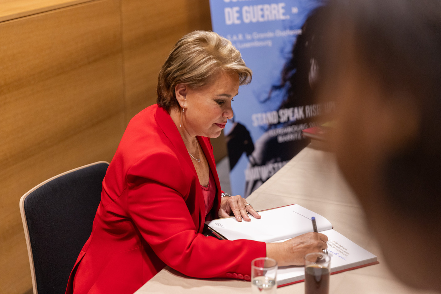 La BGL BNP Paribas avait acheté plusieurs exemplaires des livres de Maria Teresa et de Chékéba Hachemi. Les collaborateurs ont pu les faire dédicacer.  (Photo: Romain Gamba/Maison Moderne)