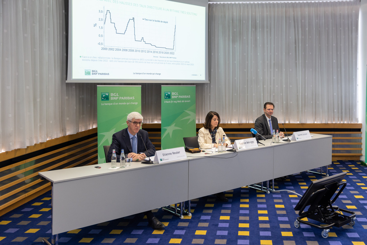 Despite the difficult context of 2022, “the bank's efficiency has not deteriorated,” commented executive committee chairperson Béatrice Belorgey, flanked by chairman of the board of directors Étienne Reuter and chief financial officer Laurent Jansen. Photo: Romain Gamba/ Maison Moderne