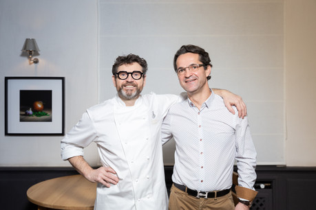 Complices depuis 20 ans et associés depuis 10, Jean-Charles Hospital et Philippe L’Hôpital sont à la tête du seul nouveau Bib Gourmand cette année: le Bistronome. (Photo: Romain Gamba / Maison Moderne)