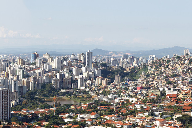 La richesse relative importe davantage que la richesse absolue dans le sentiment de bien-être: si les personnes les plus riches déclarent en général se sentir plus heureuses que les personnes plus pauvres, avec le temps, des personnes de plus en plus riches ne se sentent pas de plus en plus heureuses. Le lien entre croissance des revenus et bien-être subjectif s’estompe avec le temps. (Photo: Shutterstock)