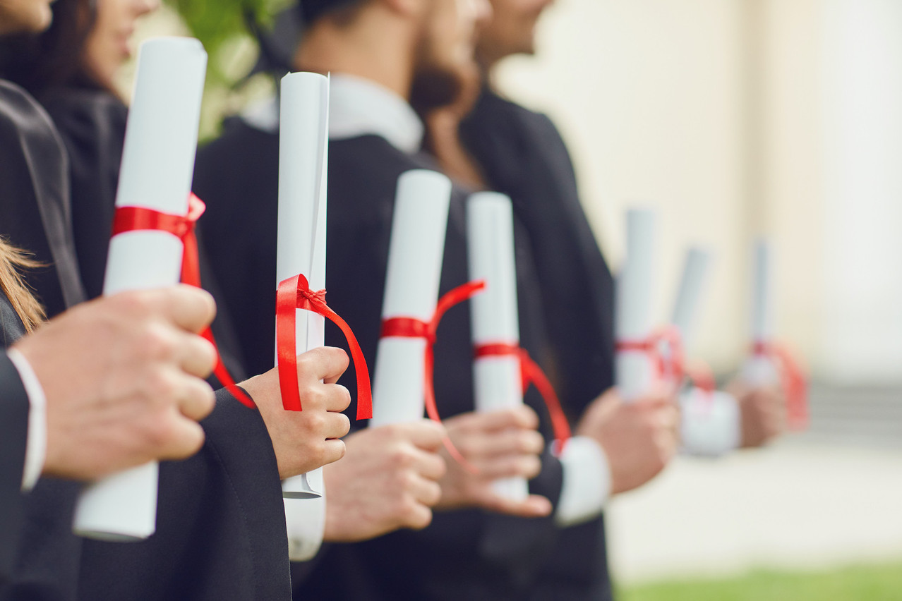 Le diplôme, bientôt une image d’Épinal. Pour en garantir l’authenticité et qu’il appartient bien à celui qui le présente, une blockchain européenne travaille à une solution décentralisée qui cumule les deux aspects. (Photo: Shutterstock)