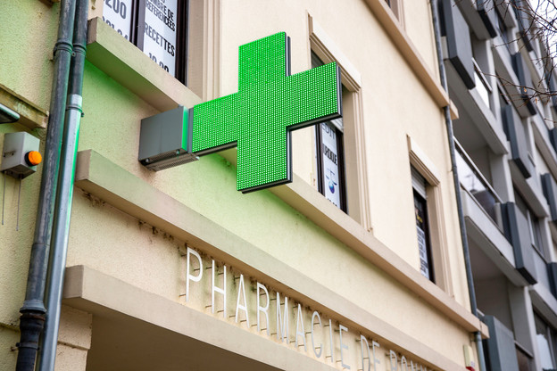 Les tests Covid ne seraient pas réalisés dans les pharmacies, trop petites pour la plupart, mais peut-être dans des salles mises à disposition par les communes. (Photo: Maison Moderne)
