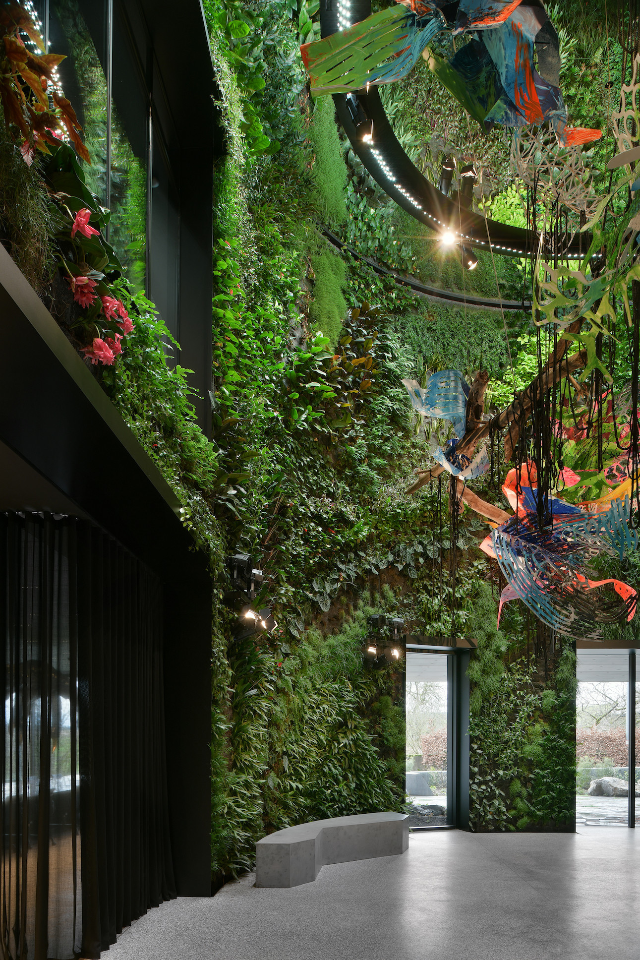 Patrick Blanc a réalisé un impressionnant mur végétal au cœur du bâtiment. (Photo: Serge Brison)