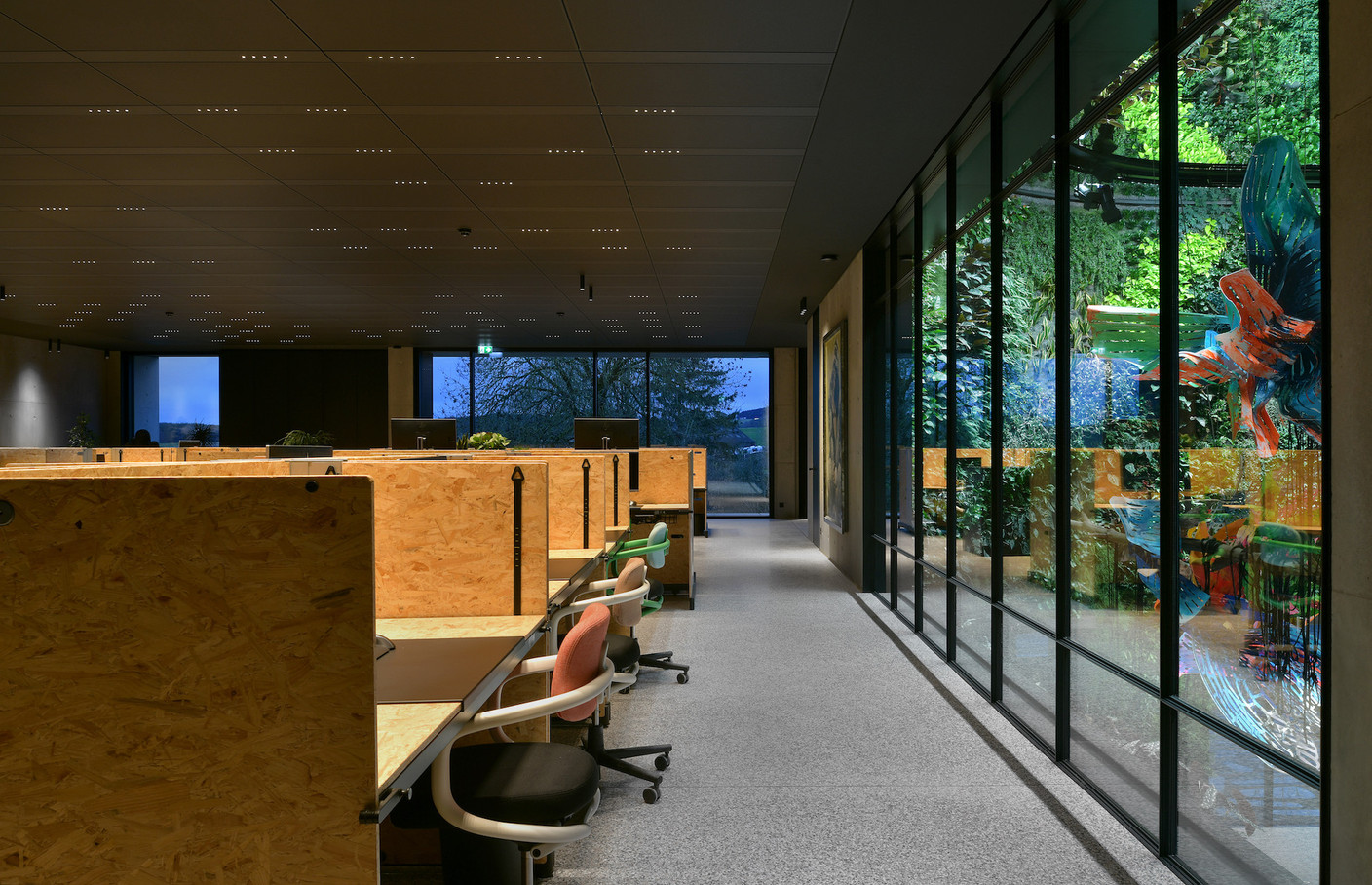 Les bureaux, aménagés en open spaces, disposent d’une vue vers le mur végétal. (Photo: Serge Brison)