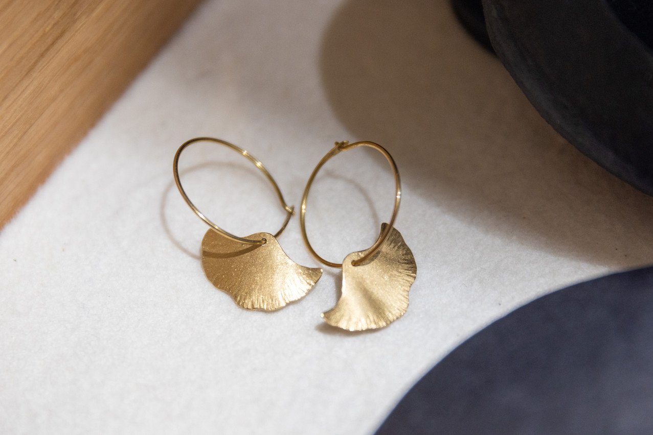  Une paire de boucles d’oreilles en or 18 carats. (Photo: Romain Gamba/Maison Moderne)
