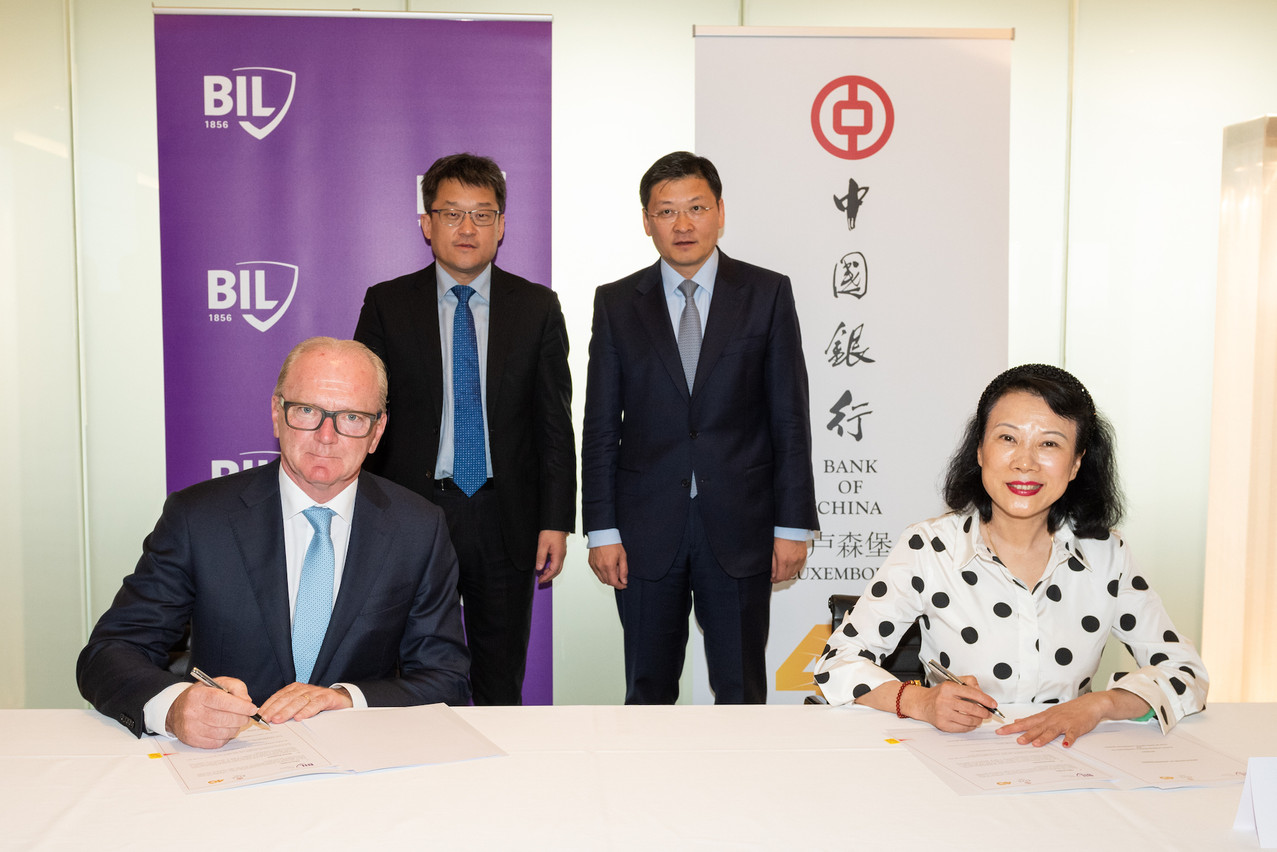 Marcel Leyers, président du comité exécutif de la Bil, et Zhou Lihong, directeur général de Bank of China Luxembourg, ont signé un accord. (Photo: Bil)