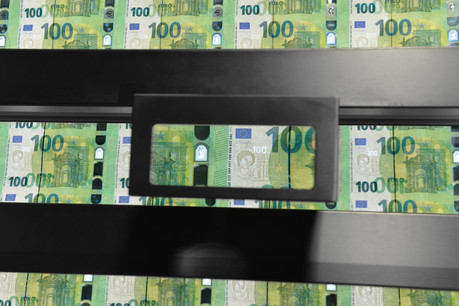 Les nouvelles coupures de 100 et 200 euros sont protégées par des signes de sécurité renforcés. (Photo: BCE)