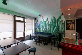 À l’intérieur du B51, une ambiance lumineuse et végétale avec 35 places assises, complétées par 18 places en terrasse très bientôt… Romain Gamba / Maison Moderne