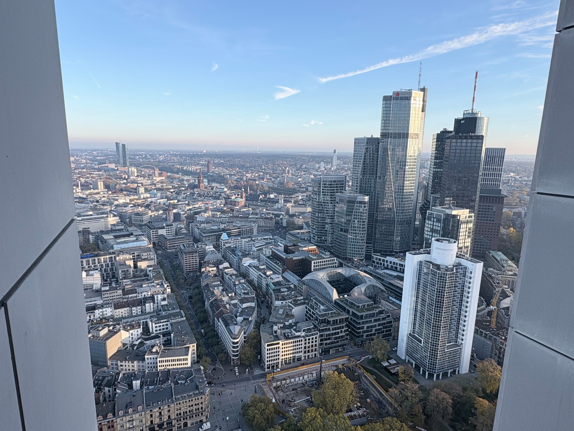 "Frankfurt is at the heart of Europe", said Philipp Hildebrand from the outset, a position that Luxembourg would gladly dispute but which, on this day, was obvious from the 41st floor, with bay window overlooking the sun-drenched skyline. (Photo: Paperjam)