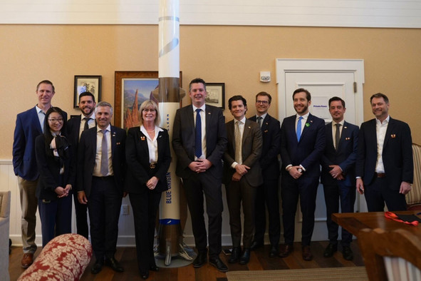 Le ministre de l’Économie, des PME, de l’Énergie et du Tourisme, Lex Delles, ici aux côtés de membres de la Luxembourg Space Agency (LSA) et de Blue Origin, pour l’ouverture officielle du hub européen. (Photo: Meco)