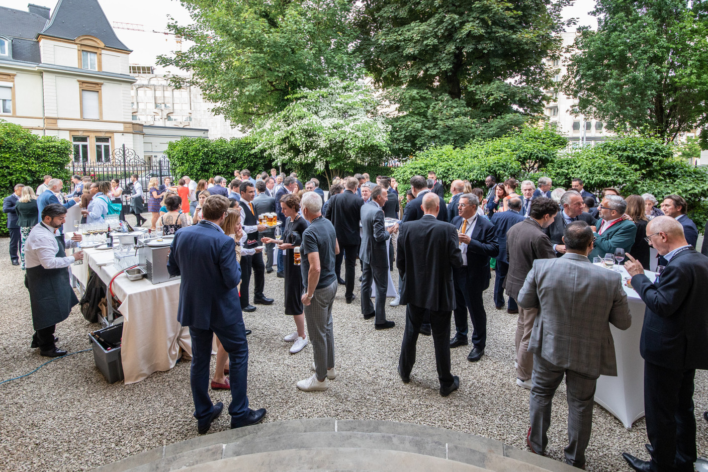 Lors de l’événement, les participants ont pu échanger autour d’un verre et d’une petite restauration. (Photo: Marie Russillo/Maison Moderne)