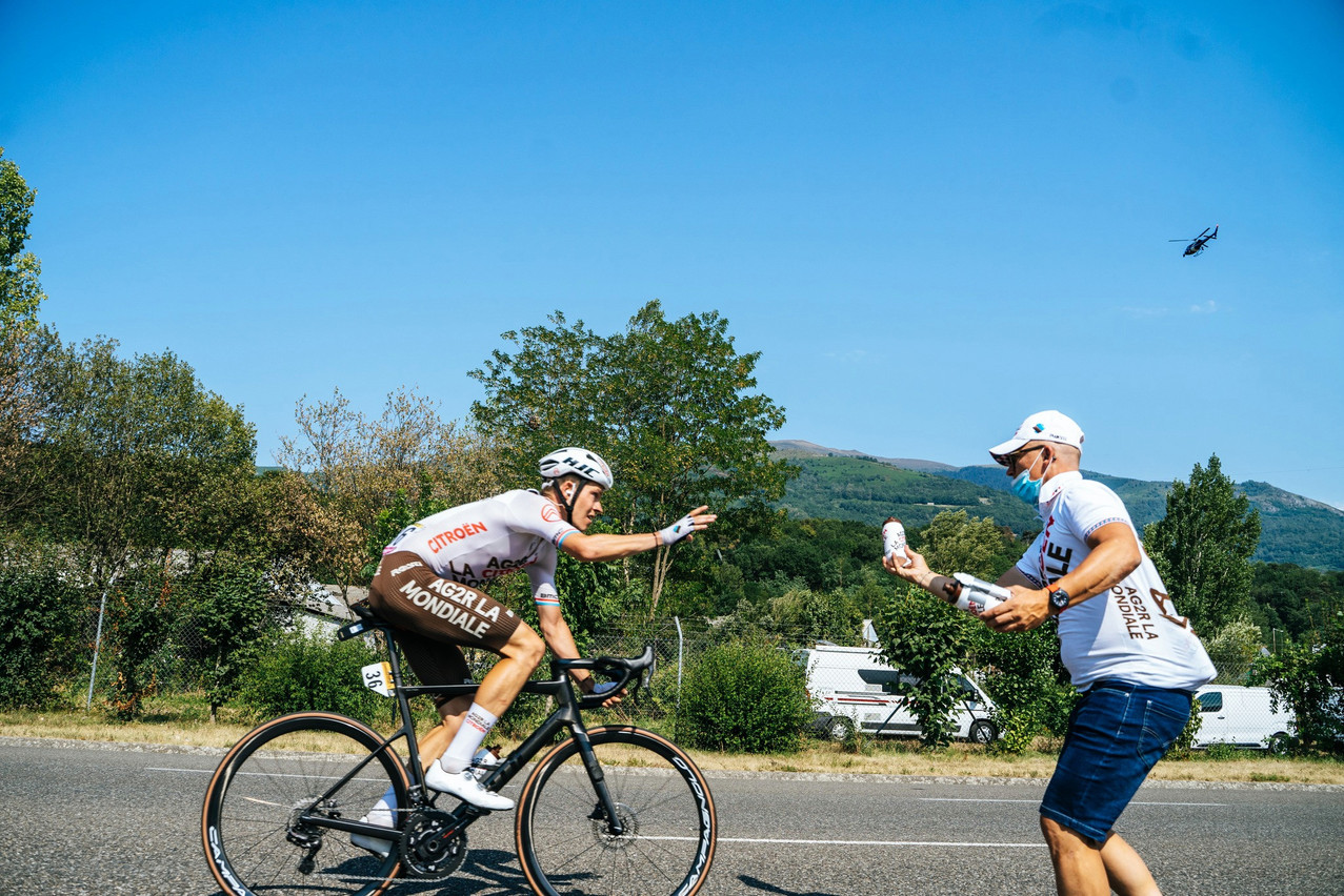 Bob Jungels au ravitaillement. Il semble bien que ce soit son père Henri qui lui tend ce bidon. (Photo: AG2R Citroën)