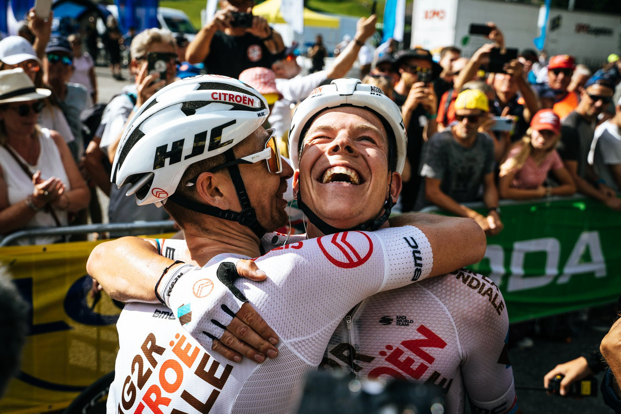 Bob Jungels félicité par Aurélien Paret-Peintre après son succès d’étape le dimanche 10 juillet. Aux forceps, le Luxembourgeois s’est adjugé la 12e place du classement général, alors que seuls deux autres coureurs de sa formation ont terminé l’épreuve. (Photo: Facebook AG2R Citroën)