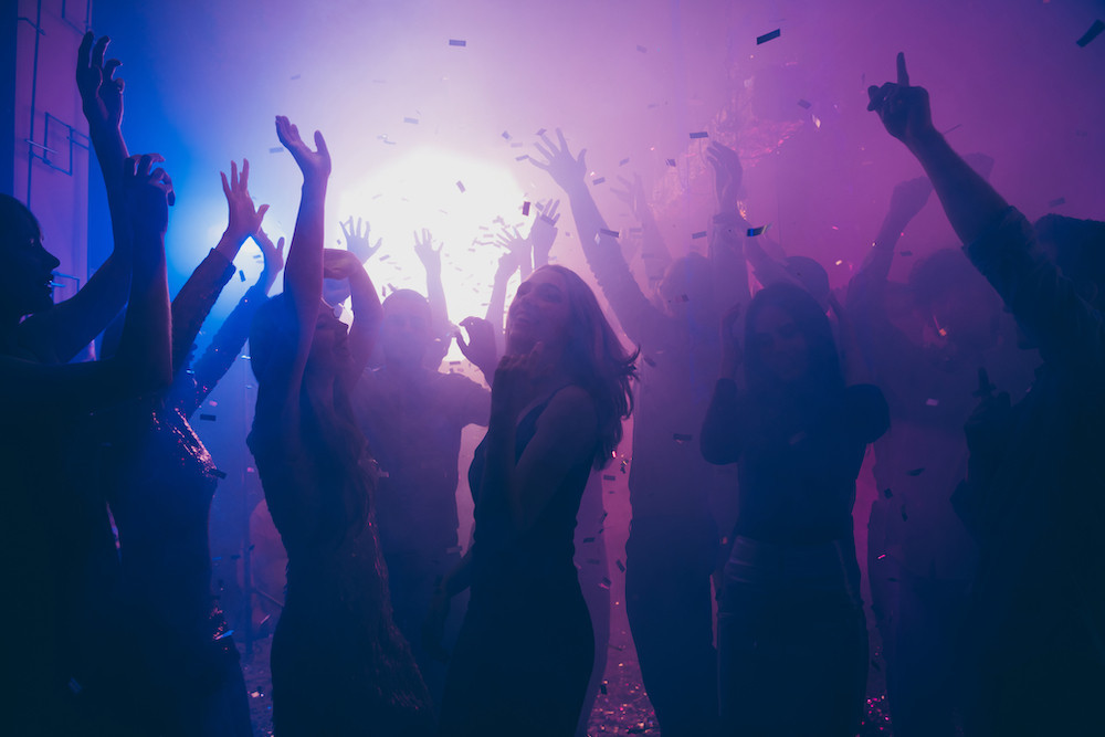 On va pouvoir danser, mais pas encore jusqu’au bout de la nuit.  (Photo: Shutterstock) 