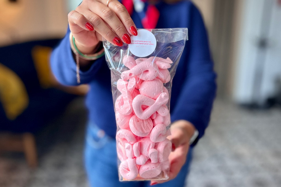 Une des deux créations en édition limitée: le paquet de meringues roses, dont 1€ sera reversé à la Fondation Cancer. (Photo: Bon Appétit)