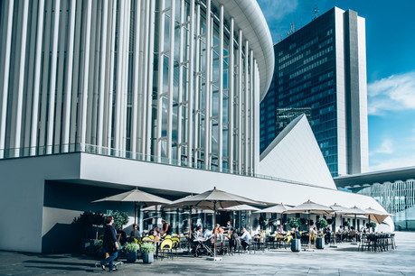 Avec son grand espace modulable, son décor urbain et ses assiettes qui valent le détour, la terrasse du Tempo fait mouche. (Photo: Maison Moderne)