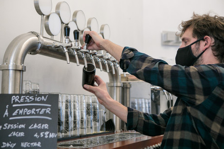 En quelques secondes, Damien Lesprit fait passer une bonne bière artisanale du fût à la canette «to go» dans sa boutique The Store, à Luxembourg. (Photo: Matic Zorman / Maison Moderne)
