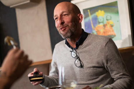 Arnaud Leballeur, business manager au sein du groupe Knokke Out/People First, n’est jamais contre le fait de se confier autour d’une bonne raclette… (Photo: Guy Wolff/Maison Moderne)