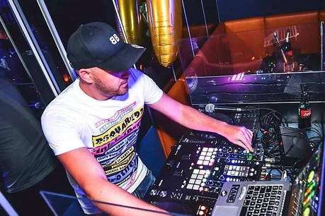 En attendant la réouverture du Saumur Crystal Club, où il officie fréquemment, DJ Kroogz tue le temps en distillant régulièrement de bons petits sets festifs sur sa page… (Photo: DR)