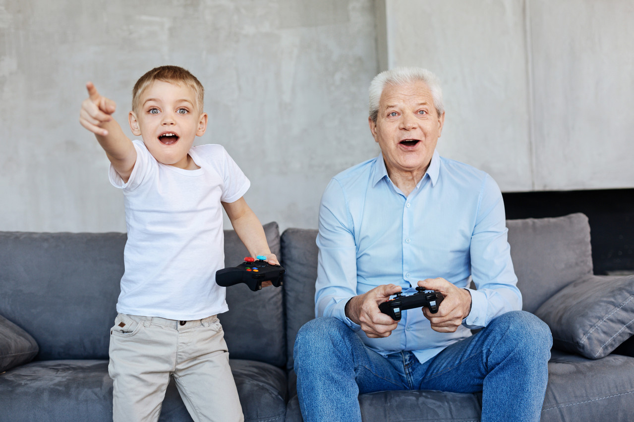 Les adolescents joueurs sont devenus des grands-parents joueurs qui maintiennent un lien particulier avec leurs petits-enfants. (Photo: Shutterstock)