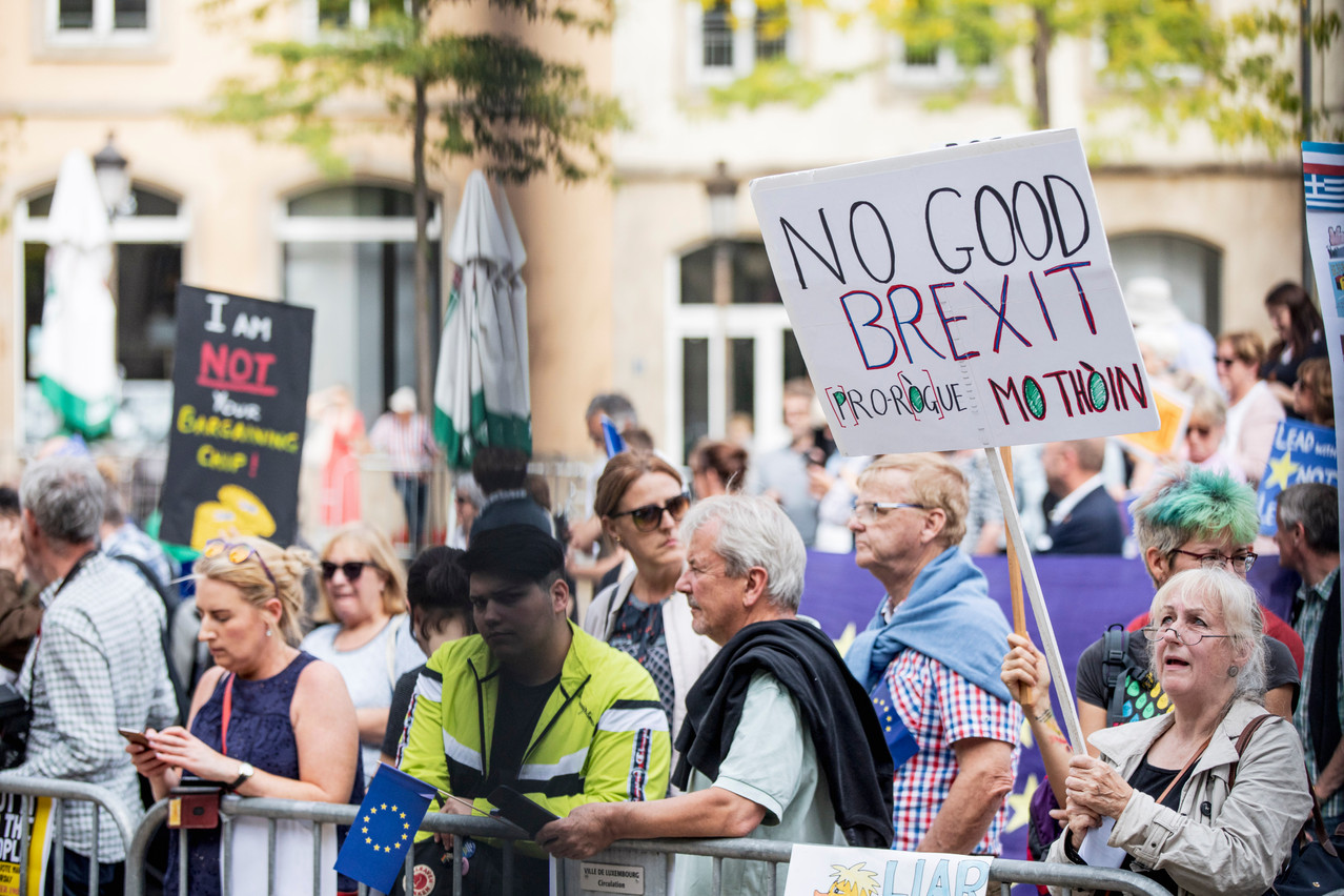 Les manifestants anti-Brexit attendaient Boris Johnson de pied ferme. (Photo: Jan Hanrion/Maison Moderne)